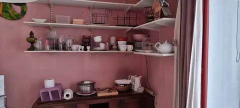 lot de verres, coupes,coquetiers,assiettes, théière, tout sur photo
