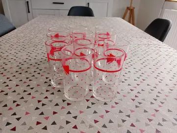 verres, cafetière, coupe a thé