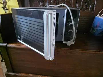 four micro ondes en état de marche