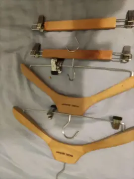 4 cintres à pinces en bois.