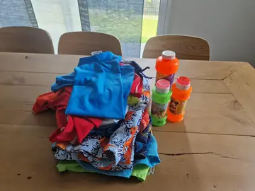 Lot vêtements de baignade
