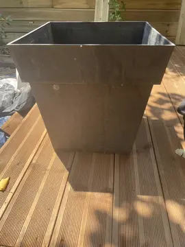Grande jardinière en plastique