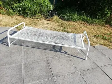lit métallique avec sommier metallique