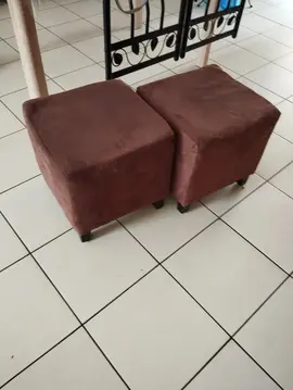 2 poufs marrons