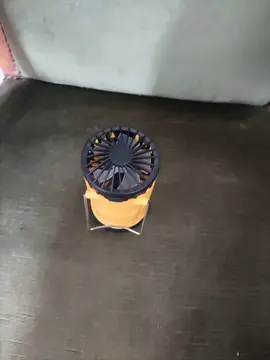 ventilateur à main.Egalement fait torche.