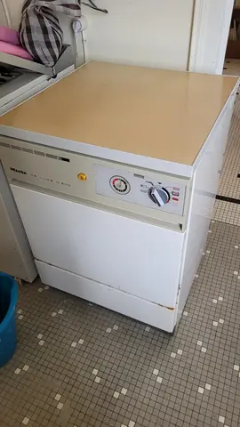 Machine à laver la vaisselle à réparer.