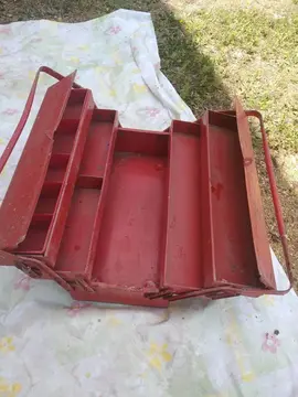 Caisse à outils en métal, vide.
