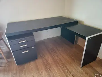 bureau simple et spacieux