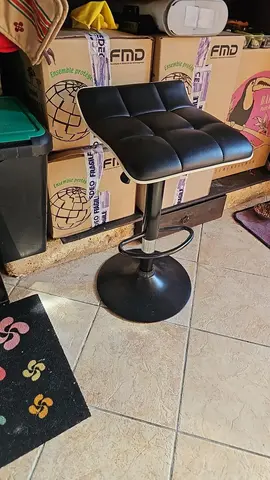 donne 1 tabouret, un lit 2 personnes métal tapissier, 1 meuble bas