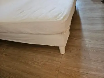 donne 1 tabouret, un lit 2 personnes métal tapissier, 1 meuble bas