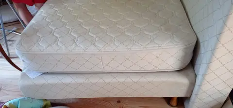 matelas+ sommier tapissier.. legeres traces mais encore ferme et peut servir. 1 personne.. donne ét.