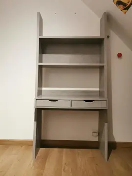 Bureau avec étagères