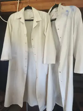 lot 2 blouses blanches de travail