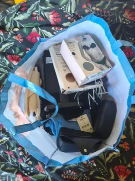 Lot vêtements - accesoires -bijoux...