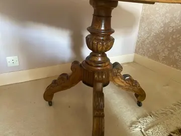 donne guéridon en bois, sur roulettes