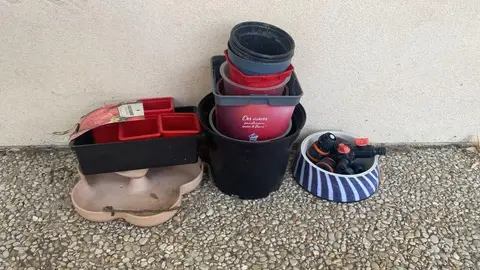 Lot de divers pots pour jardiner, mangeoire oiseaux, embouts de tuyau