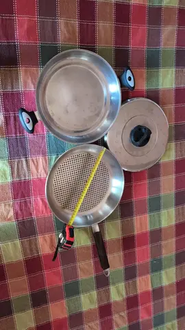 2 poêles et un couvercle