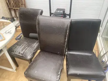 3 chaises noires abîmées