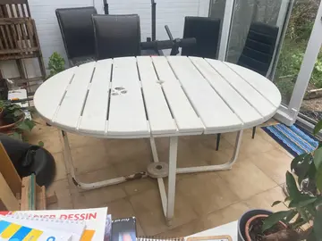 table de jardin très abîmée