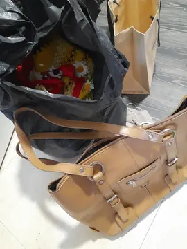 sac à main et vêtements de déguisement