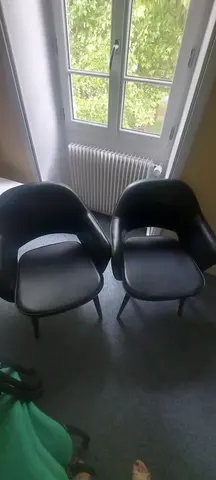 2 fauteuils simili cuir noir
