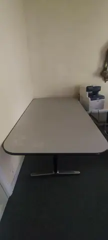 table de réunion grise