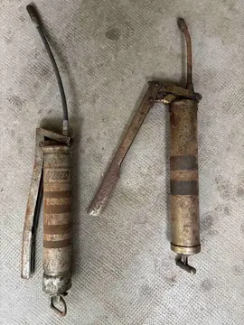 Donne deux pompes à graisse agricoles