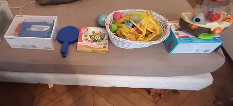 lot de petits jouets