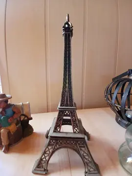 Tour Eiffel neuve.