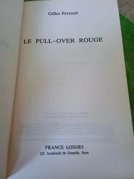 Livre le pull over rouge