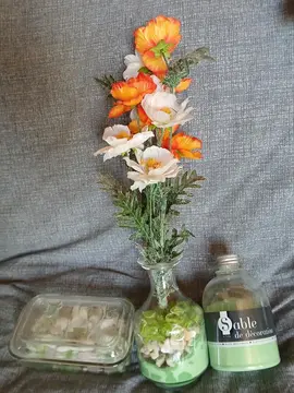 vase + fleurs artificielles.