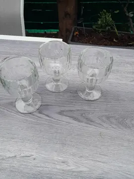 3 verres.
