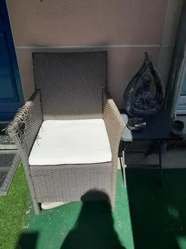 Fauteuil de jardin accoudoir droit abîmé.