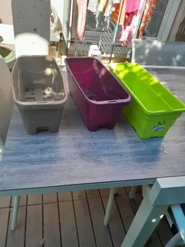 3 jardinières en plastique.