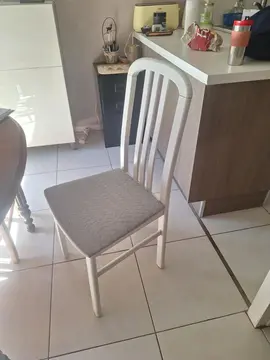 deux chaises blanches