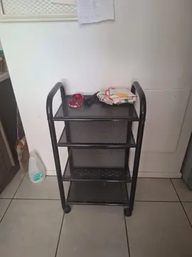 meuble d'appoint en métal sur roulettes