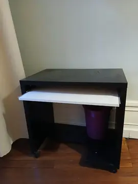 petit bureau informatique sur roulettes