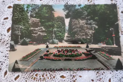 Ancienne carte postale VITTEL (Vosges) Les jardins du Casino