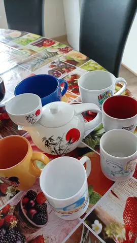 lots de tasses et une théière