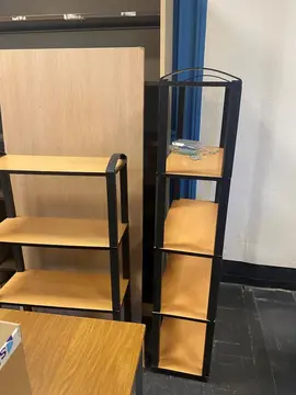Dons mobilier de bureau divers : étagères, bureaux, sièges...