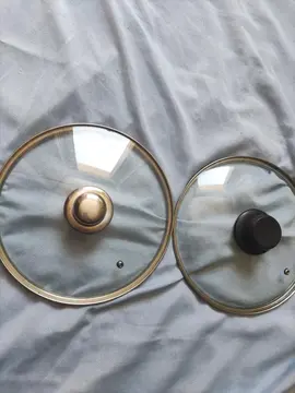 2 couvercle en verre. 25,5 cm de diamètre les 2.