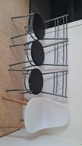 3 chaises et 1 blanche