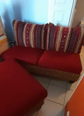 Un canapé et son assise complémentaire (bois, jonc de mer, tissus uni et imprimé).