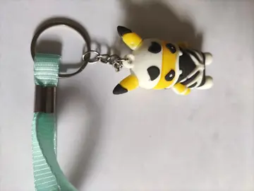 3 portes clés Pikachu.