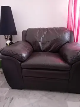 donne fauteuil en cuir, marron, bon état, très confortable, venir le chercher sur place à Nîmes