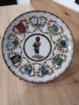 Assiette déco "Belgique" sur son présentoir