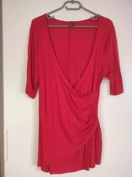 Tee-shirt rouge décolleté. M&S Mode. Taille M