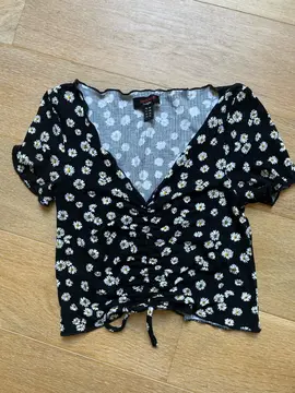t shirt noir fleuri réglable