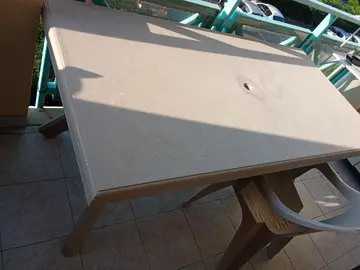 je donne une table de jardin ou terrasse