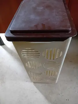 1 panier à linge- une poubelle de bureau